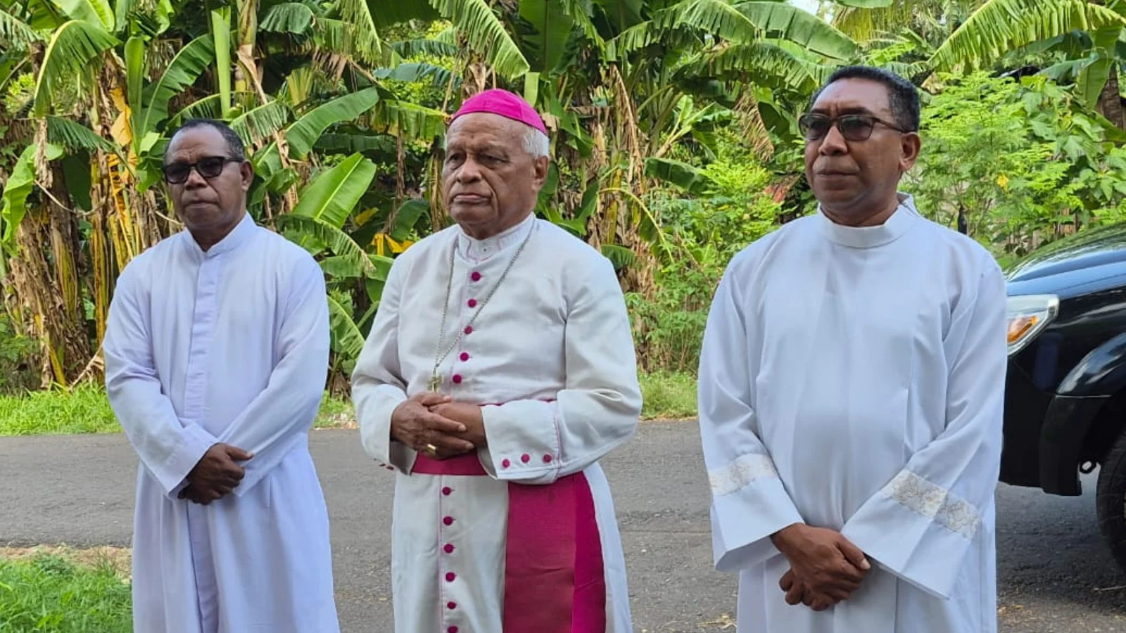 Deken Larantuka, RD. Adeodatus Hendrikus Leni, Mgr. Fransiskus Kopong Kung dan Mgr. Yohanes Hans Monteiro. IST