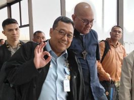 Kardinal Suharyo dan Romo Yos Bintoro memberi salam OCI ketika tiba di Bandar Udara Internasional Hang Nadim Batam.Dok OCI