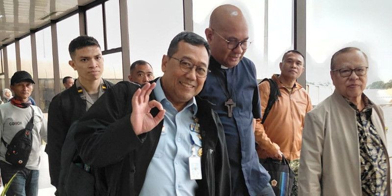 Kardinal Suharyo dan Romo Yos Bintoro memberi salam OCI ketika tiba di Bandar Udara Internasional Hang Nadim Batam.Dok OCI