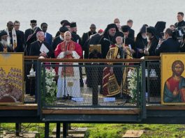 Paus Leo XIV dan Patriark Bartolomeus I bersama membacakan Credo Konsili Nicea saat peringatan bersama konsili itu ke-1700 di Turki. Vatican News