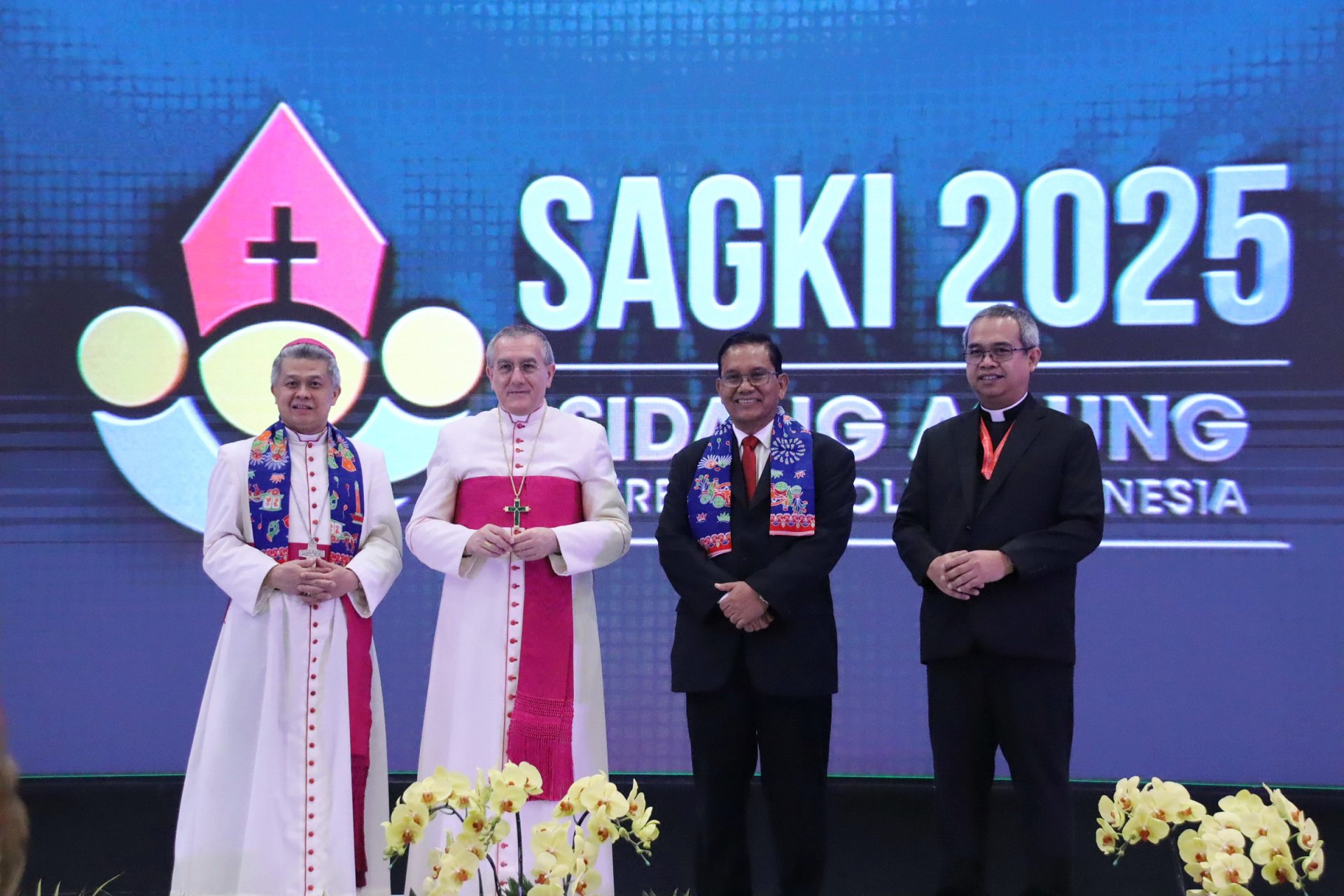 Mgr. Antonius Subianto Bunjamin OSC, Mgr. Piero Pioppo (pertama dan kedua dari kiri) saat membuka SAGKI 2025.