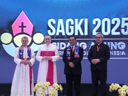 Mgr. Antonius Subianto Bunjamin OSC, Mgr. Piero Pioppo (pertama dan kedua dari kiri) saat membuka SAGKI 2025.