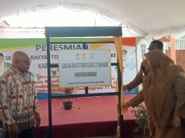 Bupati Merauke Yoseph Bladib Gebze didampingi oleh Sekjen Keuskupan Agung Merauke dan Wakil Bupati Merauke Fauzun Nihayah serta Anggota DPD RI Haji Abdi Fuad meresmikan Sekolah Rakyat. Terintegrasi 77Foto. Agapitus Batbual