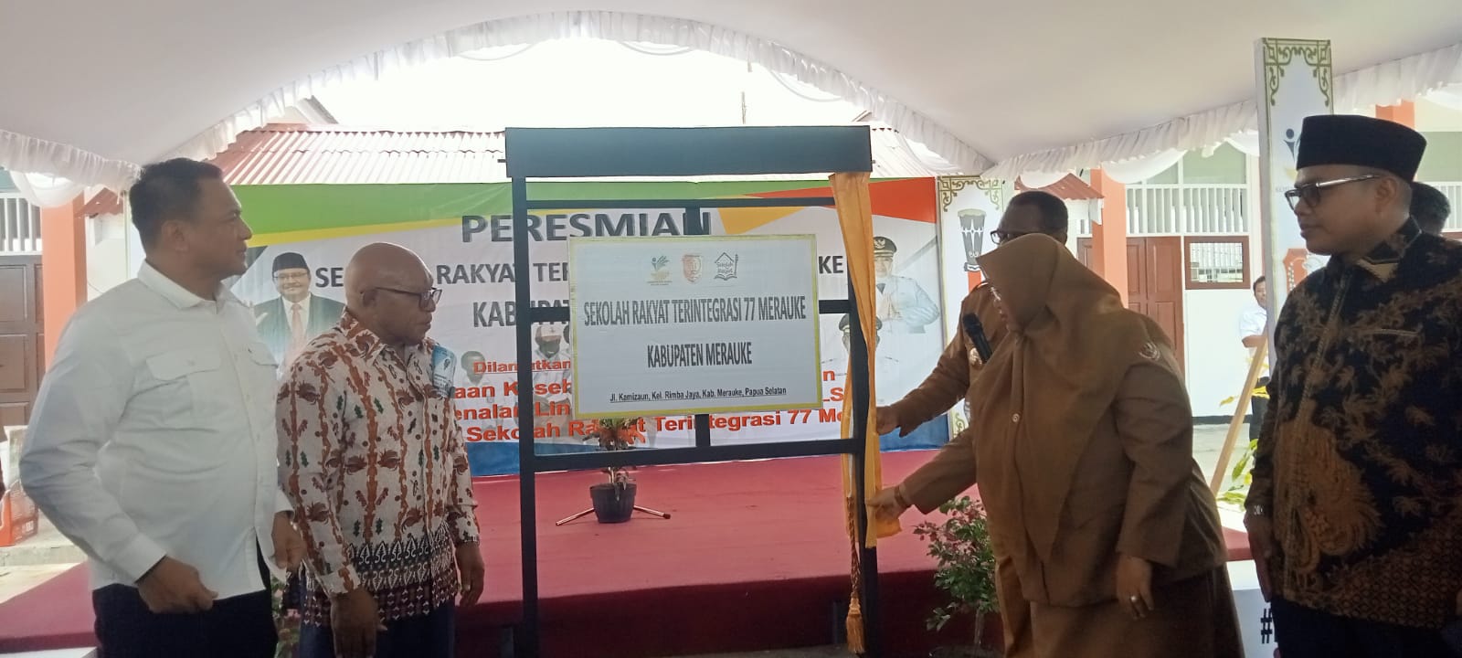 Bupati Merauke Yoseph Bladib Gebze didampingi oleh Sekjen Keuskupan Agung Merauke dan Wakil Bupati Merauke Fauzun Nihayah serta Anggota DPD RI Haji Abdi Fuad meresmikan Sekolah Rakyat. Terintegrasi 77Foto. Agapitus Batbual