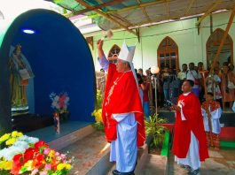 Uskup Keuskupan Manokwari–Sorong, Mgr. Hilarion Datus Lega, meresmikan dan memberkati Goa Santa Maria Bunda Pembantu Abadi di Stasi Santo Timotius, Distrik Kambrauw, Kampung Werafuta,