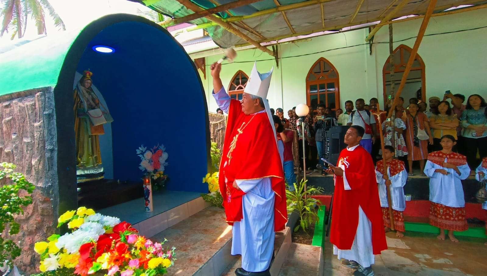Uskup Keuskupan Manokwari–Sorong, Mgr. Hilarion Datus Lega, meresmikan dan memberkati Goa Santa Maria Bunda Pembantu Abadi di Stasi Santo Timotius, Distrik Kambrauw, Kampung Werafuta,