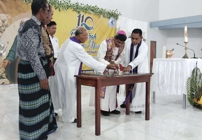 Uskup Agung Ende Mgr.Paulus Budi Kledes dalam acara pemberkatan Aula santo Paulus Ndona pada minggu, 7 Desember 2025.