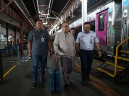 Uskup Agung Jakarta, Kardinal Ignatius Suharyo Hardjoatmodjo, melakukan perjalanan dari Jakarta ke Semarang dengan menggunakan kereta api. IST
