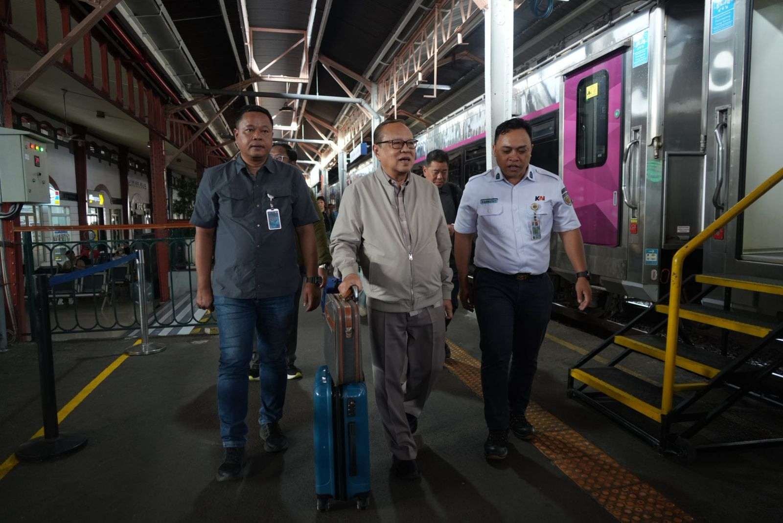 Uskup Agung Jakarta, Kardinal Ignatius Suharyo Hardjoatmodjo, melakukan perjalanan dari Jakarta ke Semarang dengan menggunakan kereta api. IST