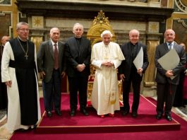 Para penerima penghargaan Ratzinger Prize edisi 2011 dan 2012 bersama Benediktus XVI di Clementine Hall, Kota Vatikan, 20 Oktober 2012. Ratzinger Foundation