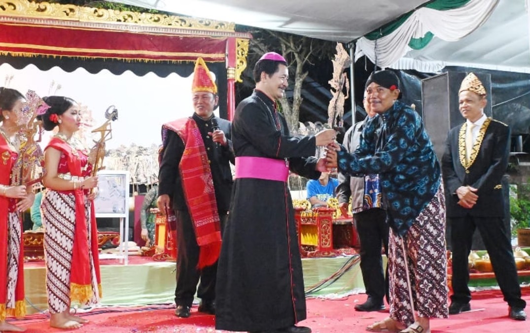 Uskup Tanjungkarang Meningkatkan status Stasi Way Kandis menjadi Paroki St. Maria Immaculata Way Kandis.