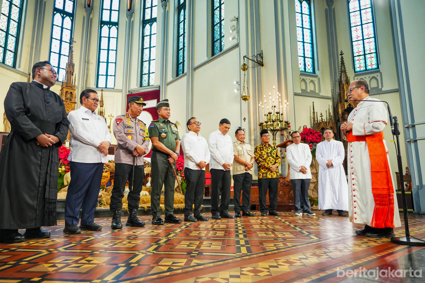 Kardinal Ignatius Suharyo menerima kunjungan beberapa tokoh pemerintah di Katedral Jakarta.