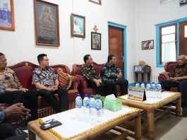 Dirjen Bimas Katolik Suparman Sirait berbincang dengan Mgr. Fransiskus Kopong Kung.