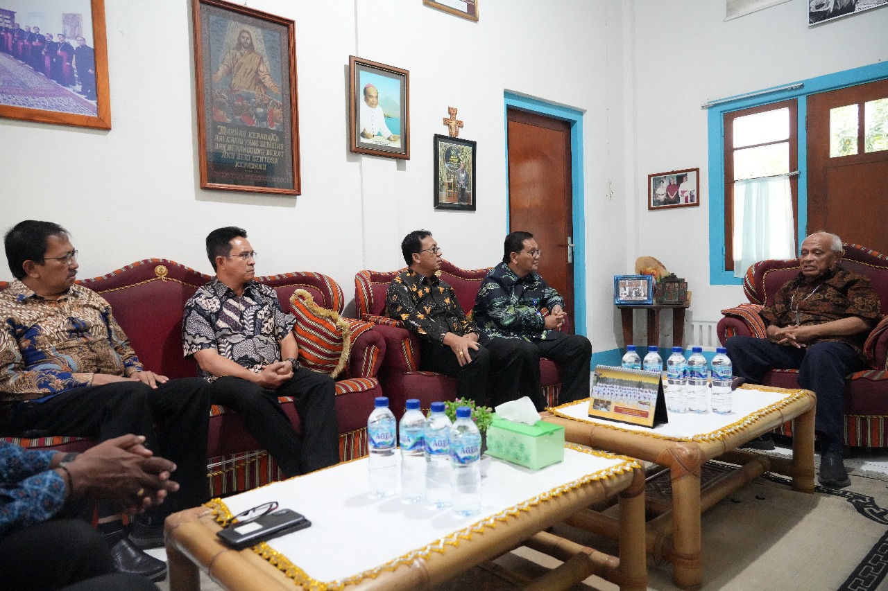 Dirjen Bimas Katolik Suparman Sirait berbincang dengan Mgr. Fransiskus Kopong Kung.