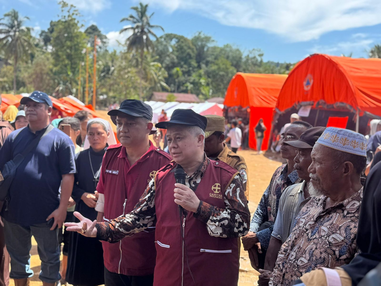 Mgr. Antonius Subianto Bunjamin, Mgr. Pius Riana Prapdi, dan Romo Fredy Rante Taruk saat berada di pos pelayanan jaringan Caritas Indonesia di Sibolga
