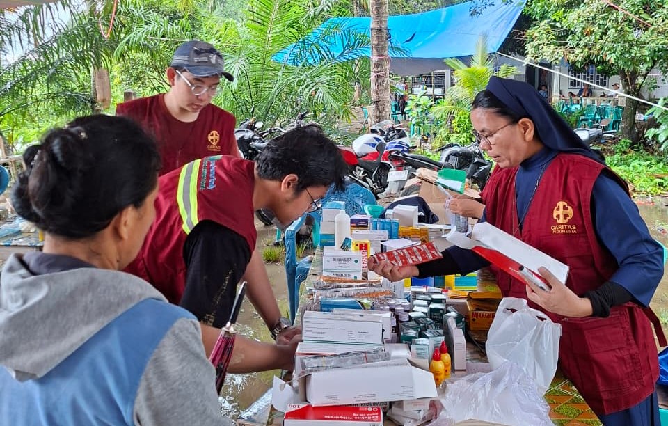 Jaringan Caritas Indonesia membuka layanan kesehatan untuk para penyintas bencana banjir di Sibolga. Dok. Caritas Indonesia