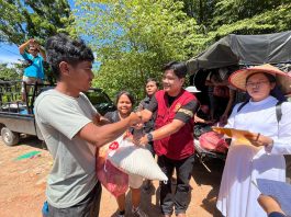 Pendistribusian bantuan paket sembako ke masyarakat Dusun Aek Maranti, Tapanuli Tengah.