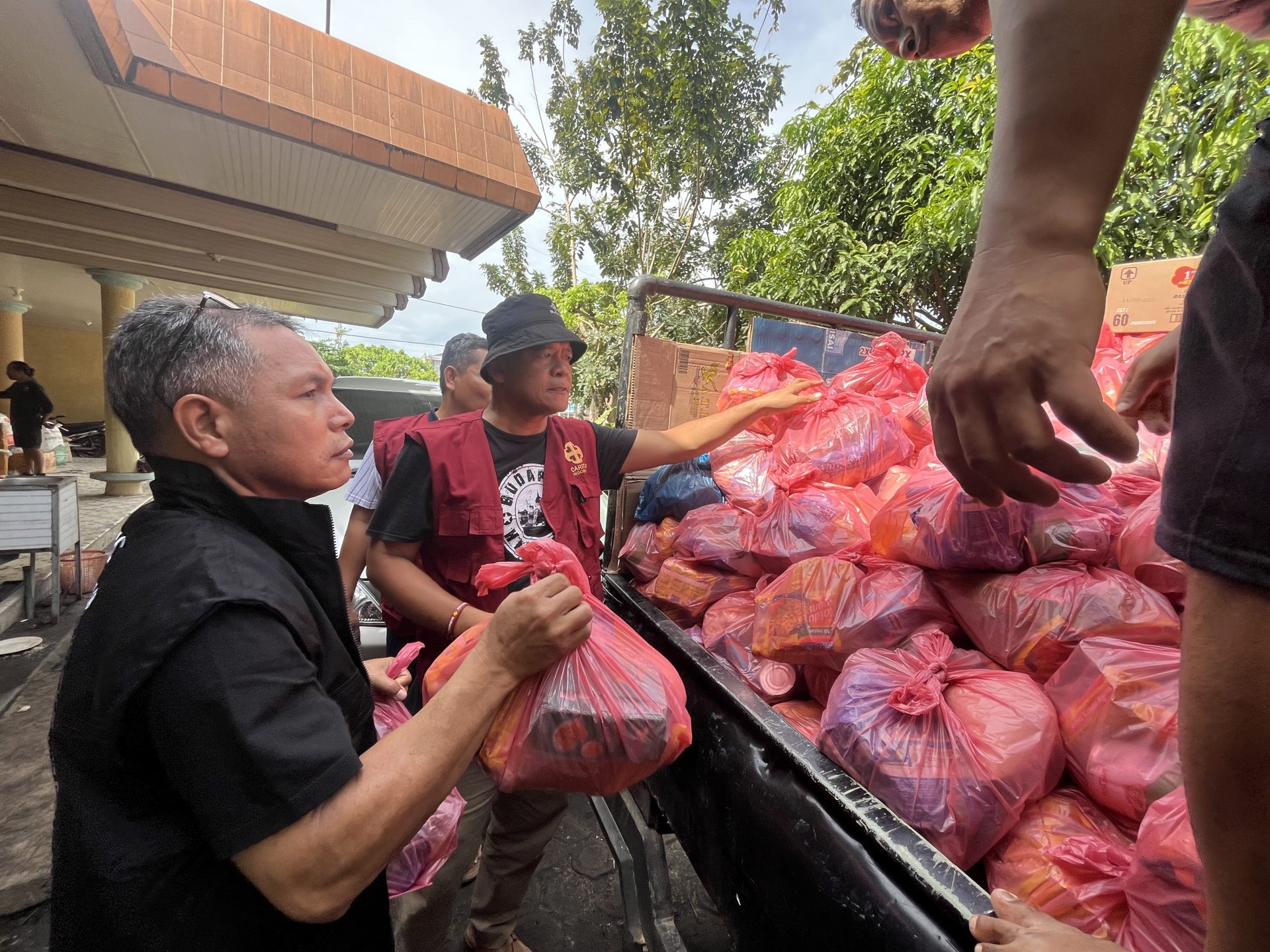 Caritas Indonesia bersama Caritas Keuskupan Sibolga mendistribusikan bantuan untuk penyintas bencana banjir. Caritas Indonesia