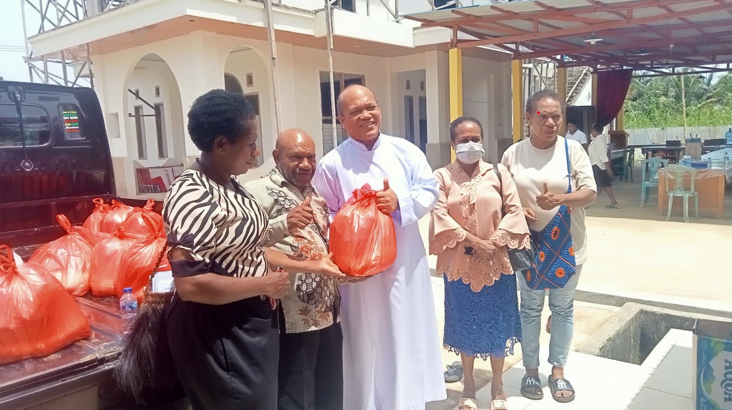24122025-Romo Christofel Freddy Andries MSC Dewan Paroki Sang Penebus Kampung Baru serta semua pengurus lingkungan hendak menyalurkan paket Natal dan Tahun Baru kepada sebagian umat yang sangat membutuhkan setiap lingkungan. Foto. Agapitus Batbual