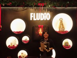 Rufina Madeleine Lusida bersama salah satu karyanya di Breeze Bean Coffee Jl. Pandegiling, Surabaya, 13-14 Desember 2025. Dok. Pribadi