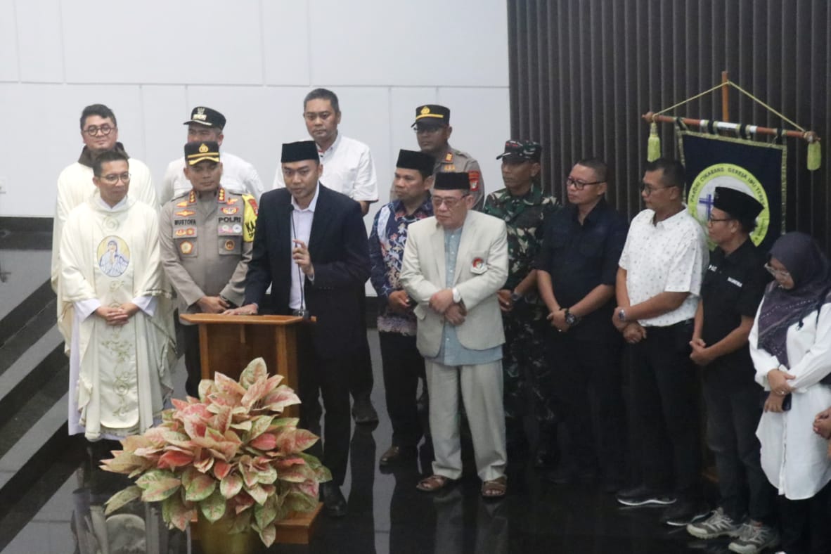Staf Khusus Kementerian Agama Gugun Gumelar, didampingi Kapolres Metro Bekasi Kombes Pol. Mustofa, dan Sekjen Forum Kerukunan Umat Beragama (FKUB) Kabupaten Bekasi KH dalam Perayaan Malam Natal di Paroki Cikarang Gereja Ibu Teresa, Bekasi, 24 Desember 2025. Foto/Lourentius EP
