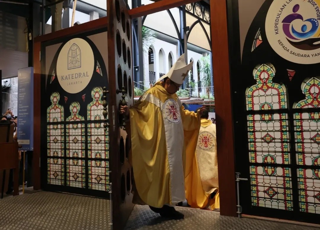 Kardinal Ignatius Suharyo Menutup Porta Sancta di Katedral Jakarta, Mengakhiri Tahun Suci Yubileum 2025