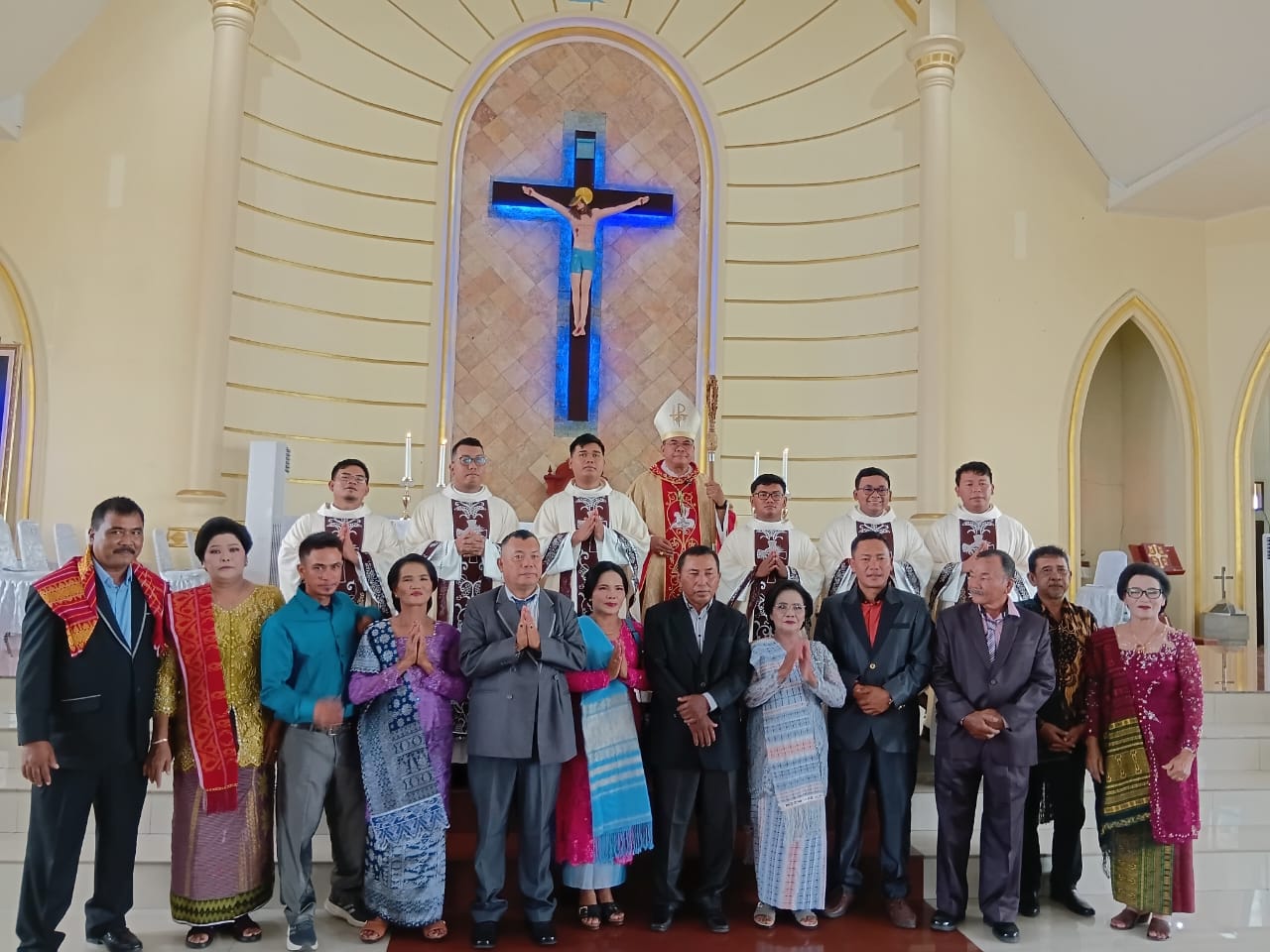 Uskup Agung Medan bersama enam imam baru beserta para orangtua mereka. IST