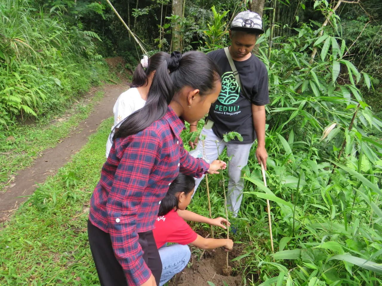 Momen aksi Natal anak-anak siswa dari SD Kanisius Sumberrejo 2 dan TK Santo Yusuf Mertoyudan menanam pohon di Taman Doa Imatuka Jumat, 9 Januari 2026. Veronika Ida.Komsos Kedu