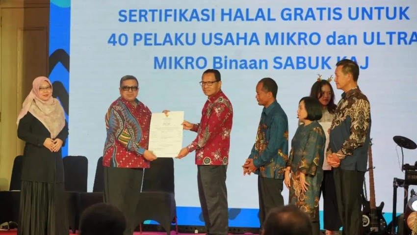 Penyerahan sertifikat halal kepada pelaku Usaha Mikro dan Kecil binaan Keuskupan Agung Jakarta. IST