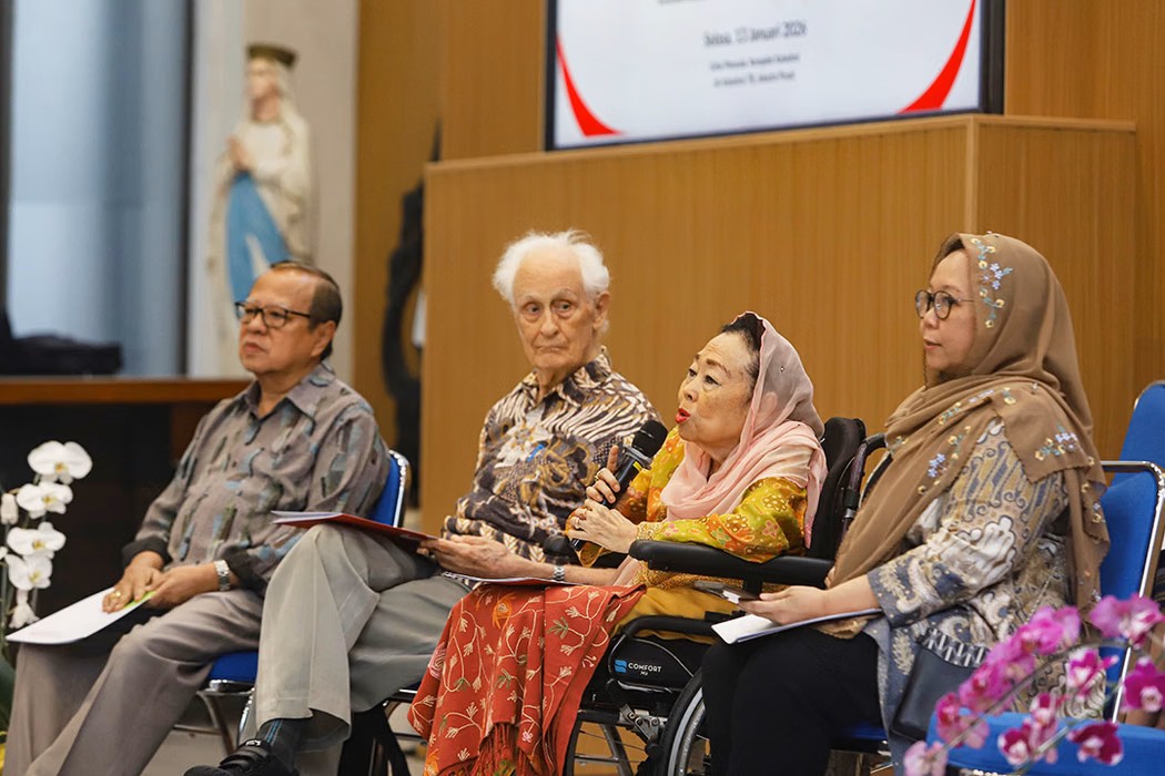 Kardinal Ignatius Suharyo, Romo Frans Magnis Suseno SJ, dan Sinta Nuriyah Wahid bersama beberapa tokoh bangsa yang tergabung dalam Gerakan Nurani Bangsa di Katedral Jakarta