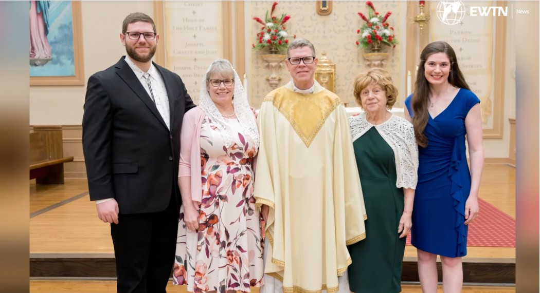 Pastor Travis Moger bersama keluarganya. CNA