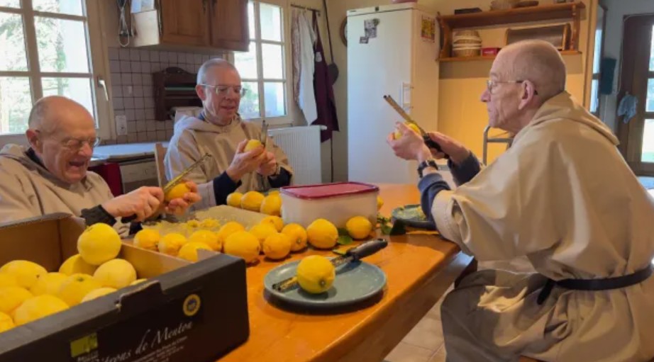 Kebersamaan para Biarawan Benediktin di Aube saat membuat Limoinecello. ALeteia