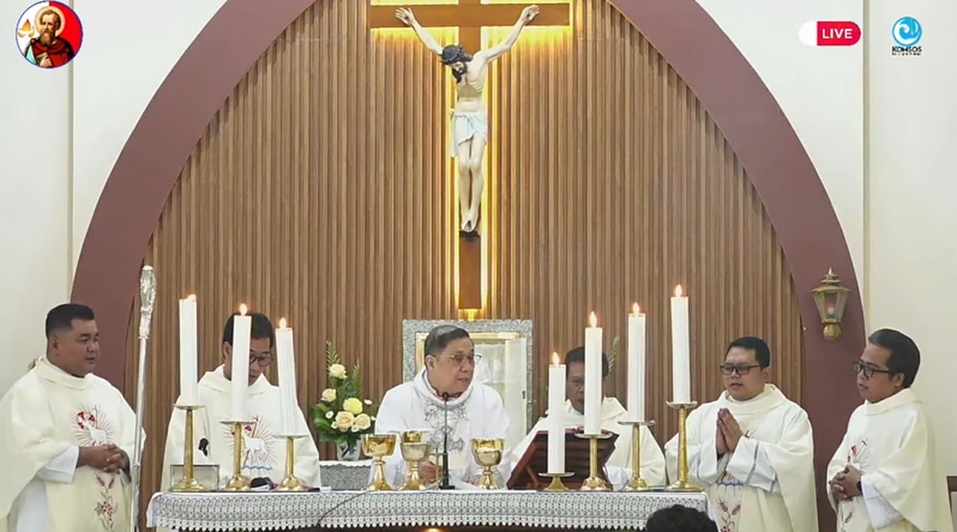 Uskup Malang Mgr Henricus Pidyarto Gunawan OCarm memimpin Misa Penetapan Paroki St Paulus Kraksaan. IST