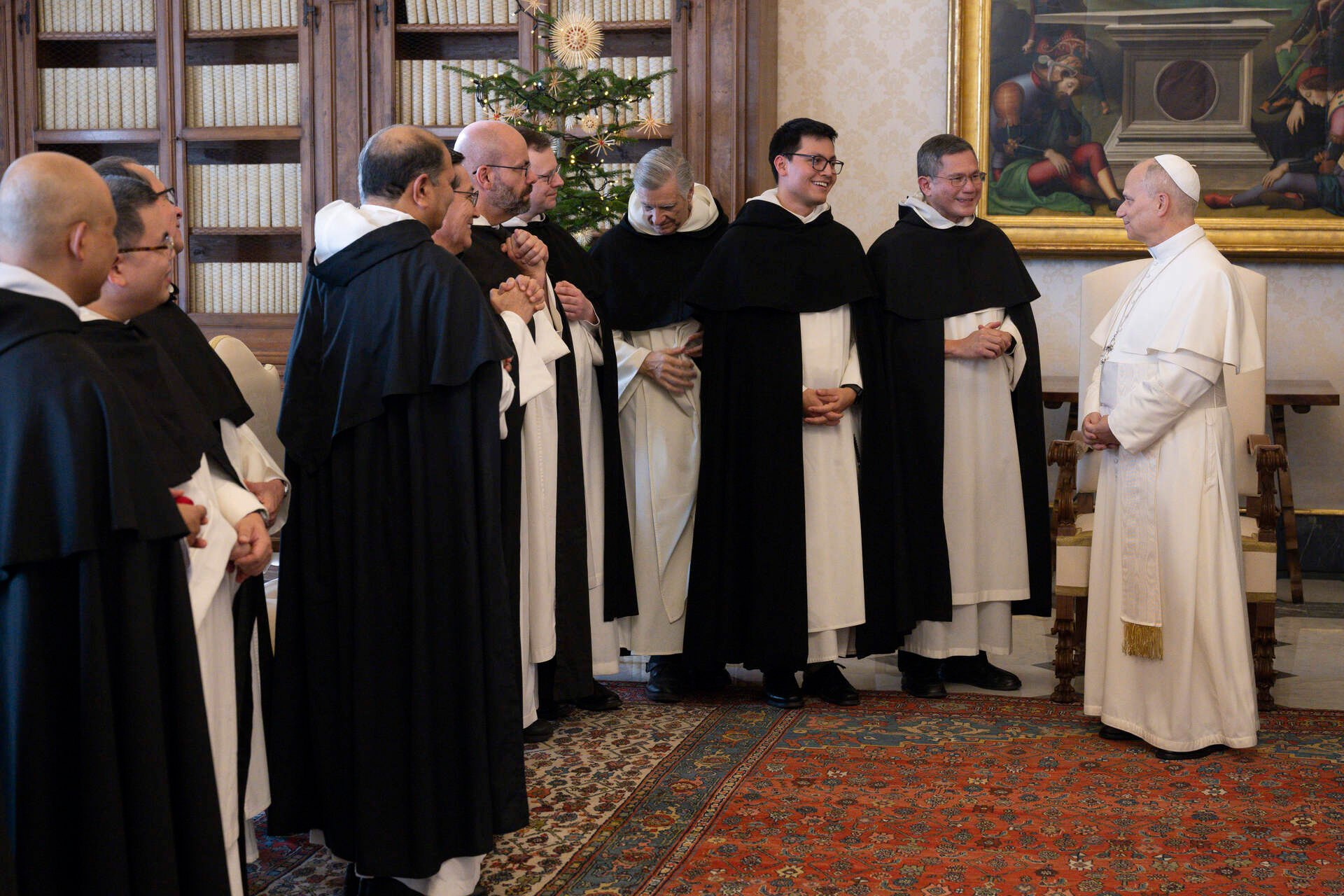 Paus Leo XIV bersama para anggota Kuria Ordo Pewarta di Perpustakaan Kepausan, Vatikan.