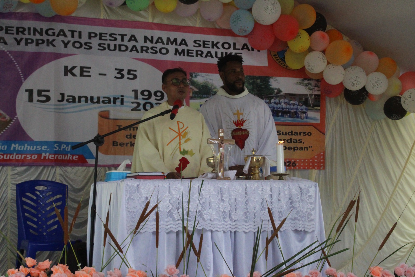 Kurban misa dibawakan Romo Jems Ratuanak mewakili Ketua YPPK dan alumni SMA Yos Sudarso Romo Simon Petrus Takahanem Kaize, MSC