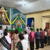 Ikatan Keluarga Mitak Merauke Resmi Dikukuhkan Pengurus IKM sedang diberkati Romo Simon Petrus Matruty sedang memberkati mereka di Gereja.Sta. Teresia Buti. Dok, IKM