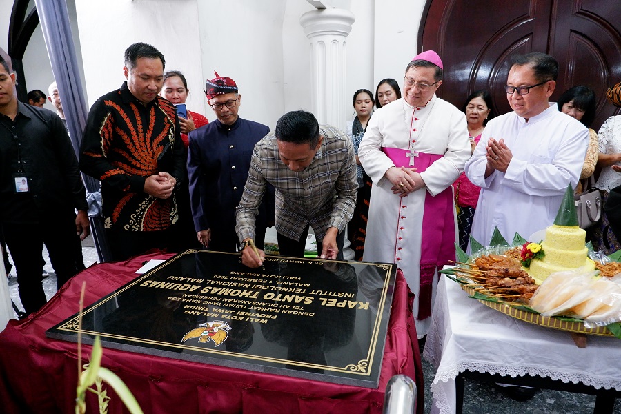 Penandatanganan prasasti Kapel St. Thomas Aquinas oleh Wali Kota Malang Wahyu Hidayat. ITN Malang