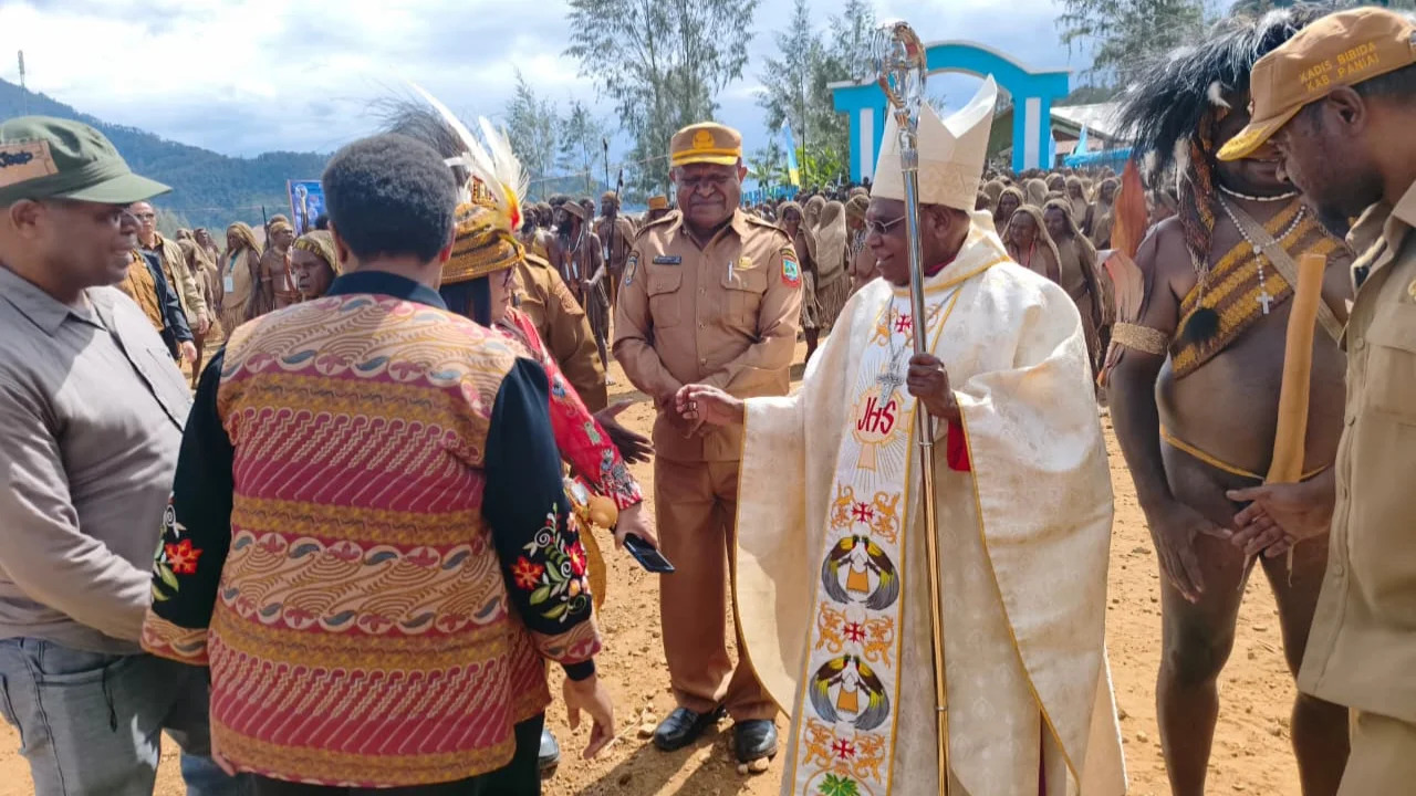 Uskup Keuskupan Timika, Mgr. Bernardus Bofitwos Baru, OSA, menyalami umat yang mengikuti Musyawarah Pastoral Mee VIII di Paniai, Papua Tengah. IST