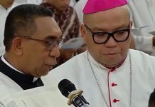 Mgr. Yohanes Hans Monteiro Resmi Ditahbiskan Jadi Uskup Larantuka Uskup Larantuka, Mgr. Yohanes Hans Monteiro saat membacakan Pernyataan Iman dan Sumpah Kesetiaan