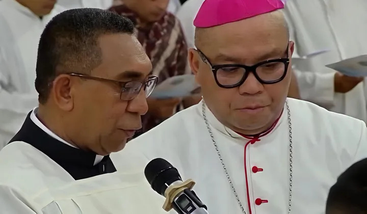 Uskup Larantuka, Mgr. Yohanes Hans Monteiro saat membacakan Pernyataan Iman dan Sumpah Kesetiaan