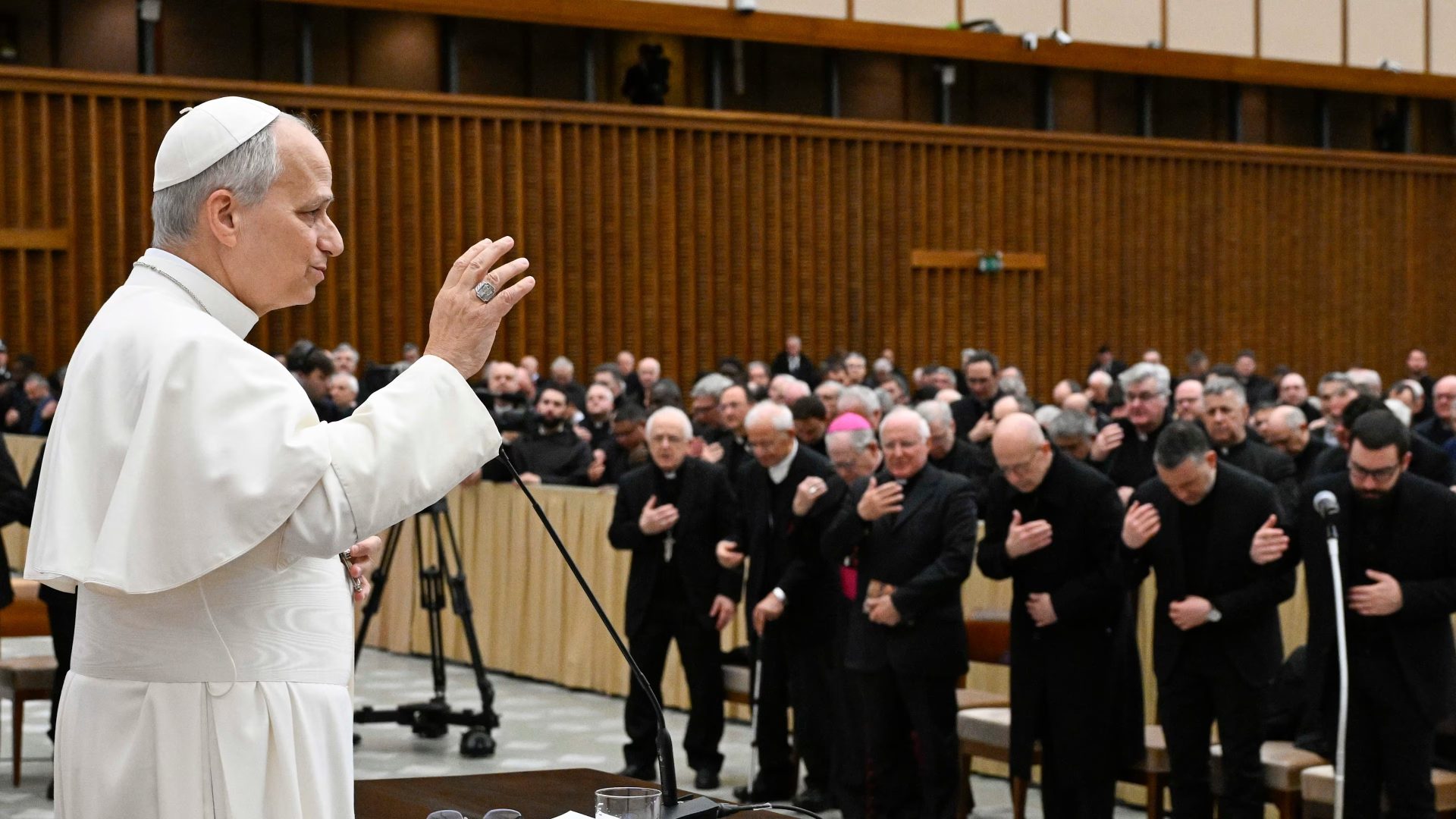 Paus Leo XIV berbicara kepada para imam dari Keuskupan Roma di Aula Paulus VI Vatikan pada 19 Februari 2026. EWTN