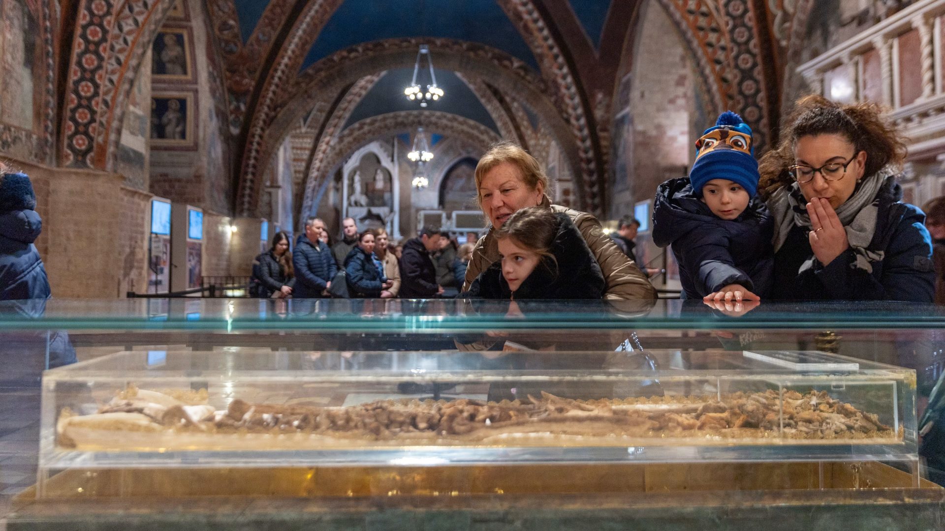 Umat berziarah di Basilika St. Fransiskus Asisi untuk melihat lebih dekat sisa-sisa tubuh Pendiri Ordo Saudara Dina. EWTN