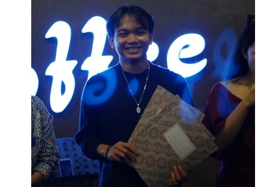 Foto: Samuel, S.E., M.M. - Tengah menghadiri penerimaan sertifikat Partisipasi Media. Kakondan