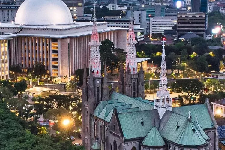 Masjid Istqlal dan Katedral St. Maria Diangkat ke Surga Jakarta yang berdiri berhadap-hadapan. IST
