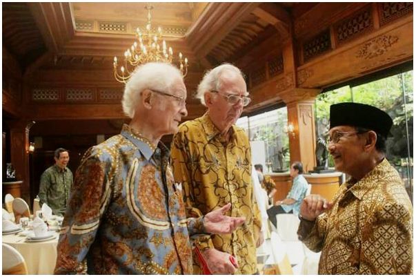 Romo Frans Magnis Suseno SJ bersama Romo Adolf Hueken SJ dan Presiden ke-3 RI, B. J. Habibie. HIDUP