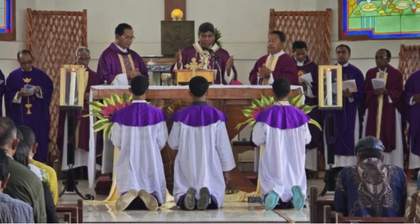Ekaristi dalam rangka serah terima jabatan Praeses Seminari Mataloko dari Romo Tinus Ua kepada Romo Stef Wolo, sebagai praeses yang baru. IST