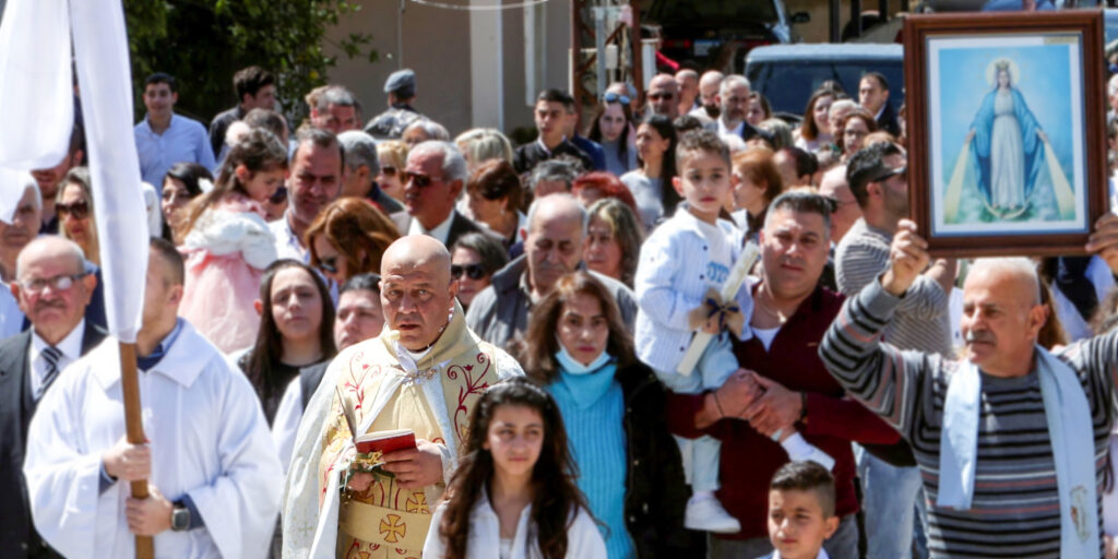 Romo Pierre El-Rahi dalam sebuah prosesi Minggu Palma di Lebanon. IST