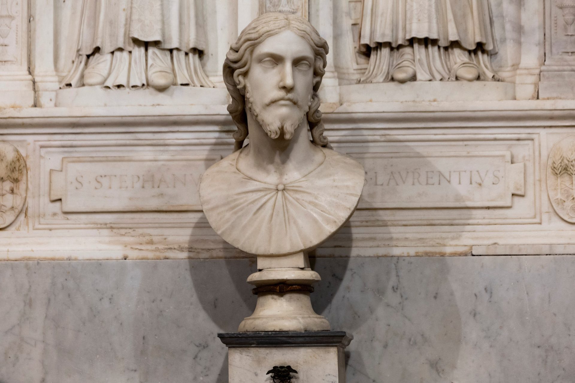 Patung Kristus Juru Selamat di Basilika St. Agnes ROma yang diakui sebagai karya Michaelangelo. Sunday Times