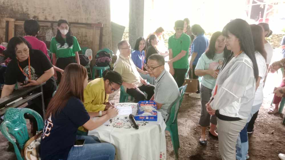 -Wanita Katolik RI Ranting Santa Theresia Stasi Santo Benedictus Paroki Santo Fransiskus Xaverius Kakaskasen dan Unika De La Salle Manado, mengadakan pemeriksaan kesehatan gratis