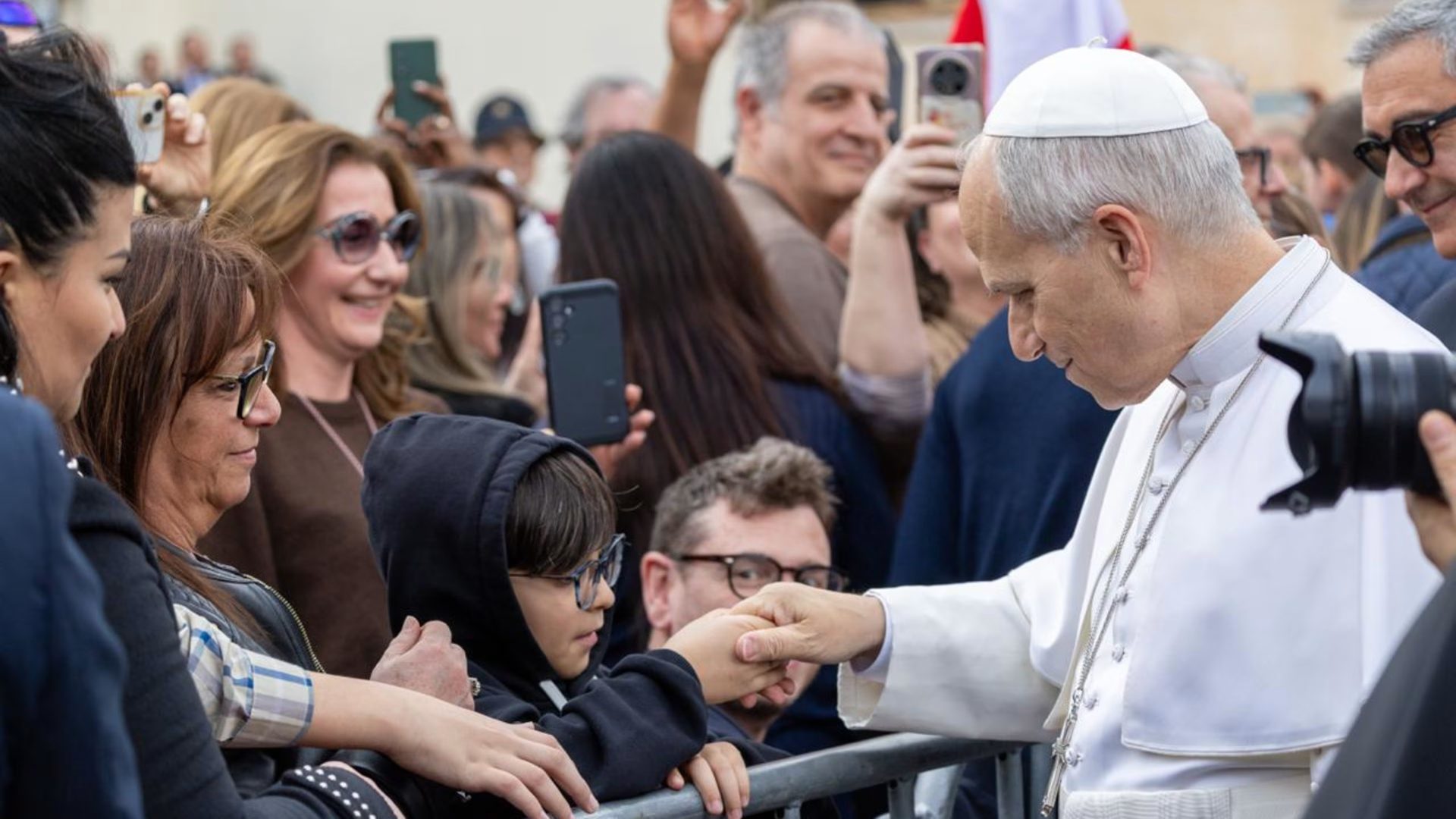 Paus Leo XIV menjumpai umat di Lapangan St. Petrus 15 Maret 2026, pada saat Doa Angelus dan Audiensi Umum Hari Minggu. EWTN